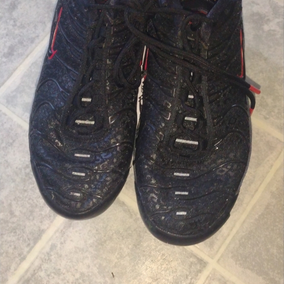 Nike(2018) Black and Red Women's Sneakers - Picture 8 of 14